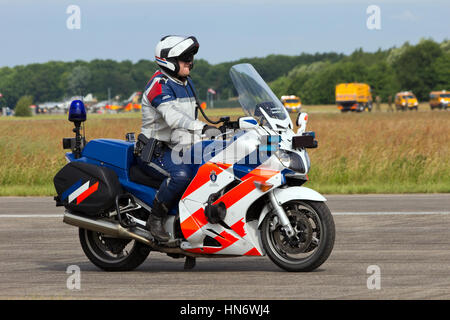 VOLKEL, les Pays-Bas - 15 juin : Dutch police militaire (officier) Marechaussee patrouiller au Dutch Air Force Journée portes ouvertes le 15 juin 2013 à Volkel, Banque D'Images