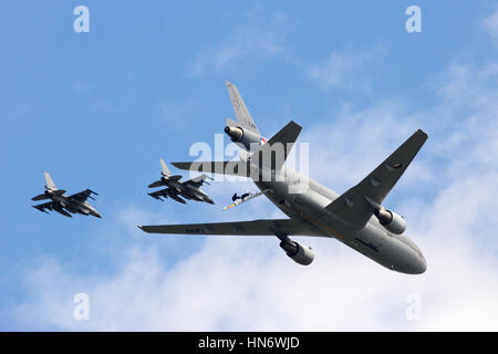 VOLKEL, les Pays-Bas - 15 juin : RNLAF F-16 et KC-10 survole à l'Armée de l'air néerlandaise Journée portes ouvertes le 15 juin 2013 à Volkel, les Pays-Bas Banque D'Images