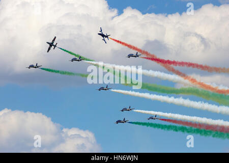 VOLKEL, les Pays-Bas - 15 juin 2013 : l'équipe de démonstration italienne Frecce Tricolori se produisant au Dutch Air Force des journées portes ouvertes. L'équipe va re Banque D'Images