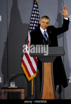 L'ancien Président des États-Unis, Barack Obama, dit au revoir à la foule après son discours d'adieu à Joint Base Andrews le 20 janvier 2017 dans le Maryland. (Photo par Stephanie Morris /US Air Force par Planetpix) Banque D'Images