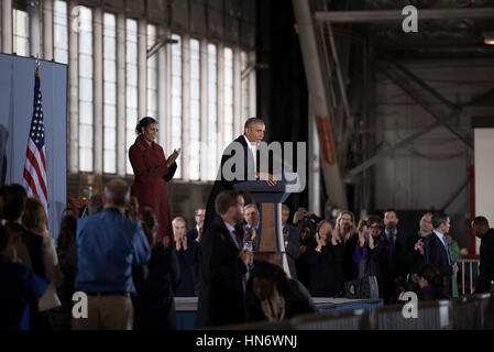 L'ancien président américain Barack Obama donne son discours d'adieu sur scène avec l'ancienne Première Dame Michelle Obama au Joint Base Andrews le 20 janvier 2017 dans le Maryland. (Photo de Delano Scott/US Air Force par Planetpix) Banque D'Images