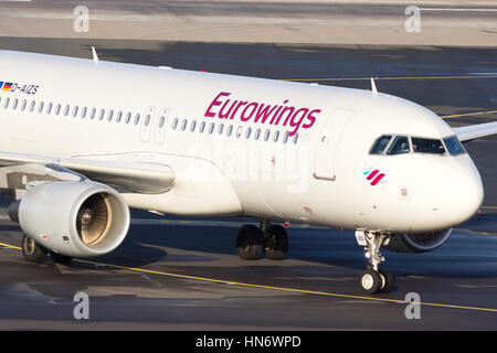 DUSSELDORF, ALLEMAGNE - DEC 21, 2015 : l'Airbus A320 d'Eurowings roulage après l'atterrissage à l'aéroport de Düsseldorf. Banque D'Images