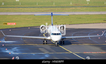 DUSSELDORF, ALLEMAGNE - DEC 21, 2015 : Eurowings Canadair CRJ-900LR roulage après l'atterrissage à l'aéroport de Düsseldorf. Banque D'Images