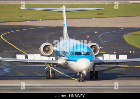 DUSSELDORF, ALLEMAGNE - DEC 21, 2015 : KLM Cityhopper Fokker F70 roulage après l'atterrissage à l'aéroport de Düsseldorf. Banque D'Images