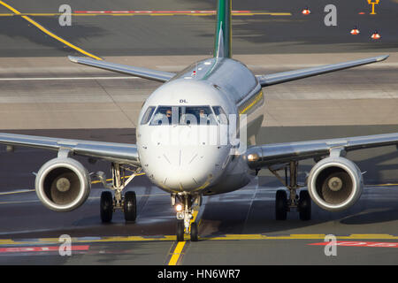 DUSSELDORF, ALLEMAGNE - DEC 21, 2015 : Cityliner Alitalia Embraer ERJ-175STD roulage après l'atterrissage à l'aéroport de Düsseldorf Banque D'Images