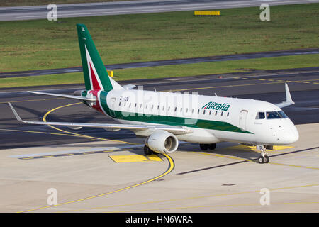 DUSSELDORF, ALLEMAGNE - DEC 21, 2015 : Cityliner Alitalia Embraer ERJ-175STD roulage après l'atterrissage à l'aéroport de Düsseldorf Banque D'Images