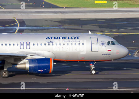 DUSSELDORF, ALLEMAGNE - DEC 21, 2015 : l'Airbus A320 d'Aeroflot au sol avant le décollage de l'aéroport de Düsseldorf. Banque D'Images