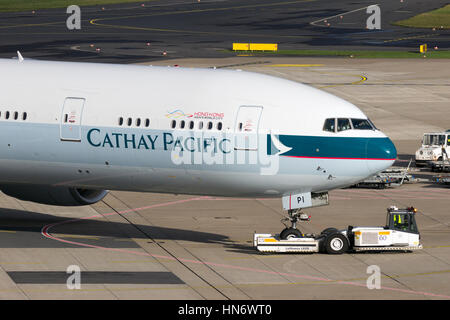 DUSSELDORF, ALLEMAGNE - DEC 21, 2015 : Boeing 777-367 de Cathay Pacific(ER) sur le tarmac de l'aéroport de Düsseldorf. Banque D'Images