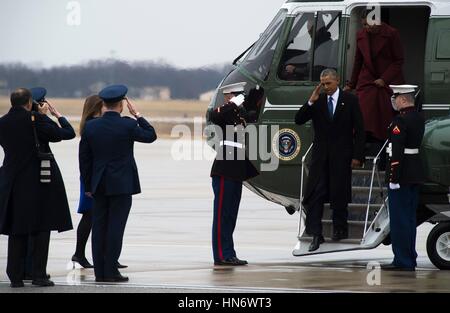 L'ancien président américain Barack Obama salue les soldats comme il arrive à Joint Base Andrews avec l'ancienne Première Dame Michelle Obama pour son discours d'adieu le 20 janvier 2017 dans le Maryland. (Photo de Philip Bryant/US Air Force par Planetpix) Banque D'Images