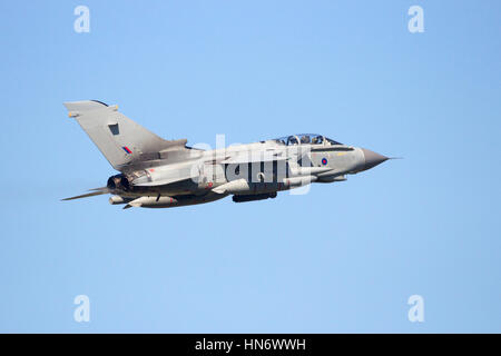 LEEUWARDEN, Pays-Bas - Apr 11, 2016 : Royal Air Force Tornado Gr4 fighter jet décoller pendant l'exercice Frisian Flag. L'exercice est considéré comme l'un Banque D'Images