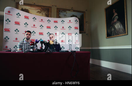 L'Irlande l'entraîneur-chef Joe Schmidt (à droite) et Conor Murray au cours de la conférence de presse à Carton House, Dublin. Banque D'Images