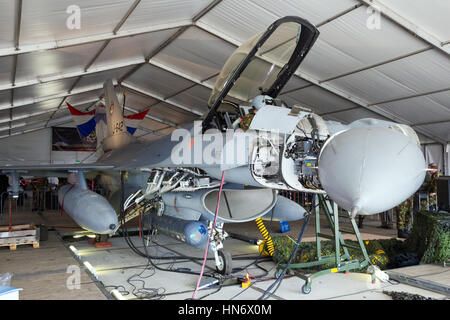 VOLKEL, les Pays-Bas - 15 juin : Néerlandais F-16 dans un hangar de maintenance à l'Armée de l'air néerlandaise Journée portes ouvertes le 15 juin 2013 à Volkel, les Pays-Bas Banque D'Images