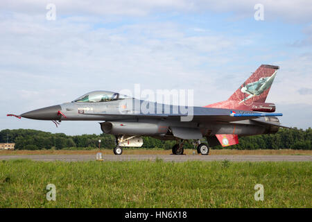 VOLKEL, les Pays-Bas - 15 juin : Dutch Air Force F-16 sur l'affichage à l'Armée de l'air néerlandaise Journée portes ouvertes le 15 juin 2013 à Volkel, les Pays-Bas Banque D'Images