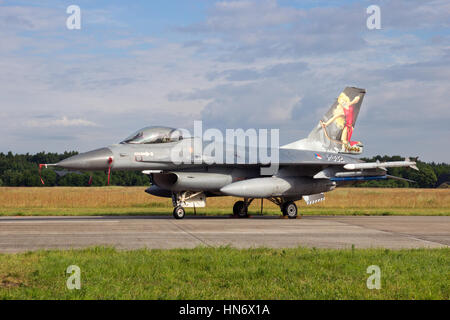 VOLKEL, les Pays-Bas - 15 juin : Pays-Bas Air Force F-16 sur l'affichage à l'Armée de l'air néerlandaise Journée portes ouvertes le 15 juin 2013 à Volkel, les Pays-Bas Banque D'Images