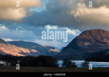 La lumière du soleil sur le Rannerdale Knotts, vu de Loweswater, Lake District, Cumbria Banque D'Images