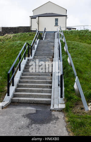 Étapes menant à un bâtiment sur les rives de la rivière Foyle, Derry, Irlande du Nord. Banque D'Images