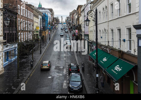 Vue sur Shipquay Street vers le diamant Londonderry en Irlande du Nord - EDITORIAL UTILISEZ UNIQUEMENT Banque D'Images