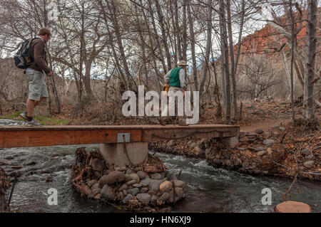 Guide de visite traversant le pont Oak creek, le parc national de Red Rock, Sedona, Arizona. ÉTATS-UNIS Banque D'Images