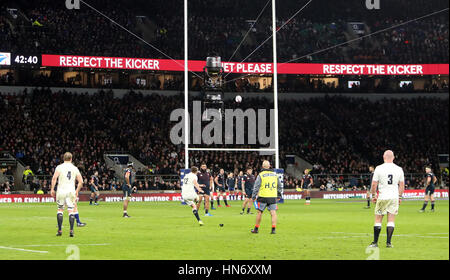 Films Spidercam Owen Farrell's kick pendant le Tournoi RBS 6 Nations match à Twickenham Stadium, Londres. Banque D'Images