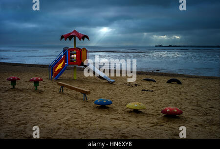 Southend on Sea, Essex, Angleterre, Royaume-Uni. Vue sur l'estuaire de la Tamise en direction de la côte nord du Kent ligne à l'île de Grain. 7 févr. 2017 Banque D'Images