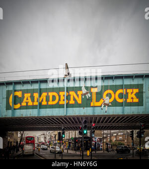 Peint signe iconique Camden Lock sur le côté du pont de chemin de fer, Londres, Royaume-Uni. Banque D'Images