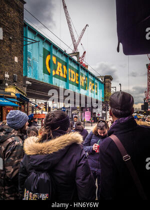 Peint signe iconique Camden Lock sur le côté du pont de chemin de fer, Londres, Royaume-Uni. Banque D'Images