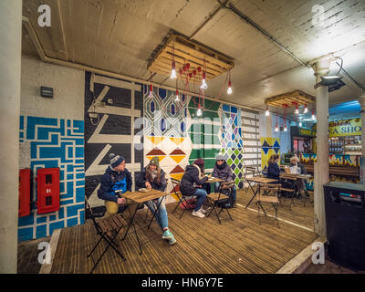 Café à l'intérieur de Camden Market Hall, London, UK. Banque D'Images