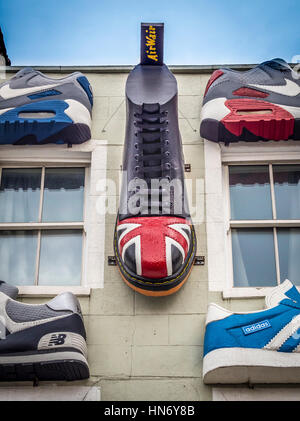 Chaussures grande taille sur l'extérieur de la boutique à Camden Town Centre, London UK. Banque D'Images