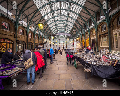 Les commerçants des marchés Apple à Covent Garden, Londres, Royaume-Uni. Banque D'Images