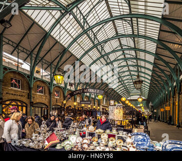 Les commerçants des marchés Apple à Covent Garden, Londres, Royaume-Uni. Banque D'Images