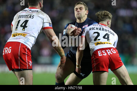 St Helens' Luke Douglas (à gauche) et Danny Richardson (droite) s'attaquer à Leeds' Jimmy Keinhorst pendant le super match de championnat à l'totalement méchants, stade St Helens. Banque D'Images