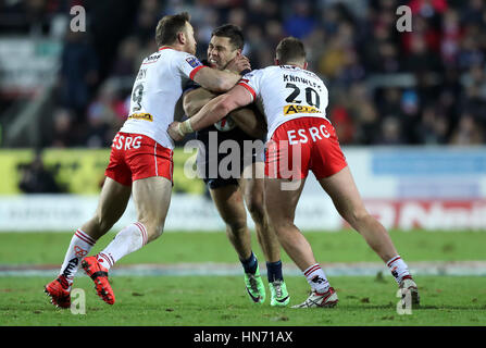 St Helens' James Roby (à gauche) et Morgan Knowles attaquer Leeds' Joel lune lors de la Super League à l'totalement méchants, stade St Helens. Banque D'Images