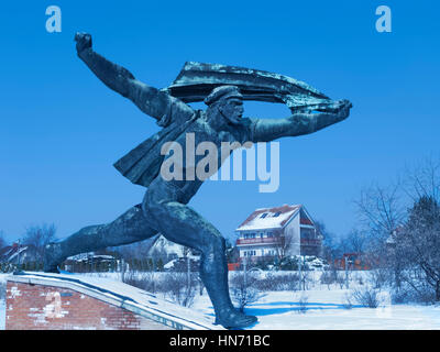 Le mémorial de la République socialiste hongroise, l'une des statues dans un parc couvert de neige Memento, Budapest.. Banque D'Images