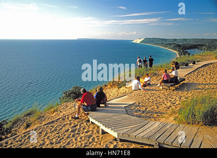 Sleeping Bear Dunes National Lakeshore, vue de l'Empire Bluff du Lac Michigan avec Sleeping Bear Dunes Île Manitou à distance Banque D'Images