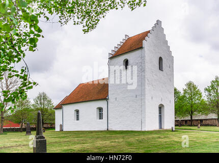 White église rurale à la campagne, situé sous des arbres sur une pelouse verte, Sjobo, Suède - 12 mai 2014 Banque D'Images