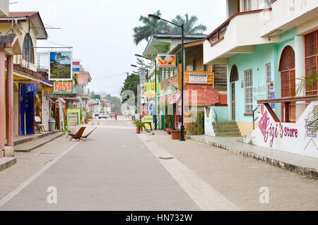 San Ignacio, Belize - 22 mars 2015 : la célèbre avenue Burns est vue tôt le matin avant que toutes les affaires locales soient ouvertes aux touristes à San Banque D'Images