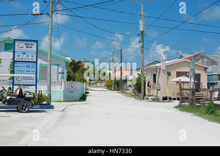 Caye Caulker, Belize - Mars 24, 2015 : Tropical Island, le tout recouvert de sable blanc, avec des citoyens et des entreprises est considéré sur une journée ensoleillée le 24 mars 20 Banque D'Images