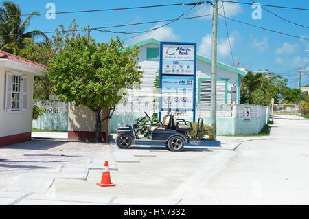 Caye Caulker, Belize - Mars 24, 2015 : Tropical Island, le tout recouvert de sable blanc, avec des citoyens et des entreprises est considéré sur une journée ensoleillée le 24 mars 20 Banque D'Images