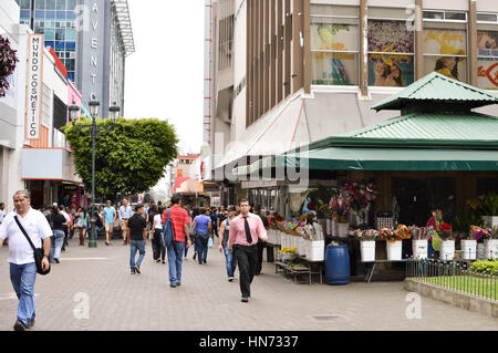 San Jose, Costa Rica - le 18 août 2015 : Les gens sont vu marchant dans les rues du centre-ville de San Jose, Costa Rica le 18 août 2015 Banque D'Images