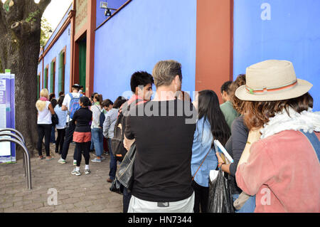 Mexico City, Mexique - 2 novembre 2014 : les touristes en attente longue ligne d'aller au célèbre Musée Frida Kalho à Mexico. Shallow DOF. Banque D'Images