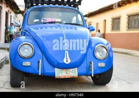 San Cristobal De Las Casas, Mexique - 4 décembre 2014 : Vieille voiture bleue est stationné dans les rues de la ville coloniale de San Cristobal De Las Casas le Déc Banque D'Images