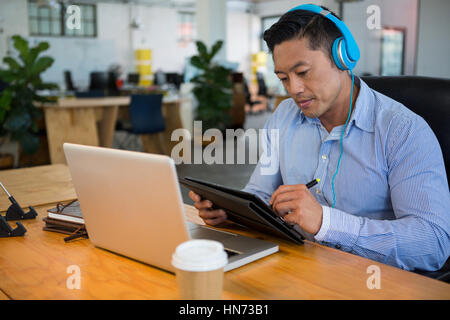 Designer graphique dessin sur une tablette graphique in office Banque D'Images