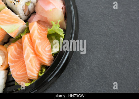 Close-up de divers rouleaux de sushi à platter Banque D'Images