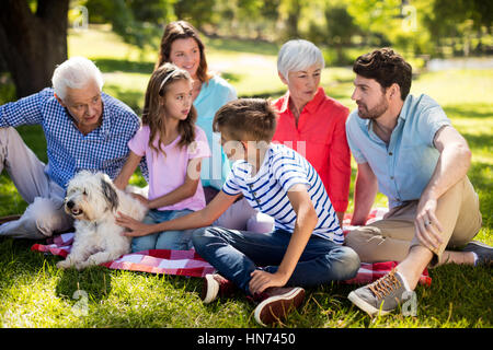 Happy Family enjoying in park sur une journée ensoleillée Banque D'Images