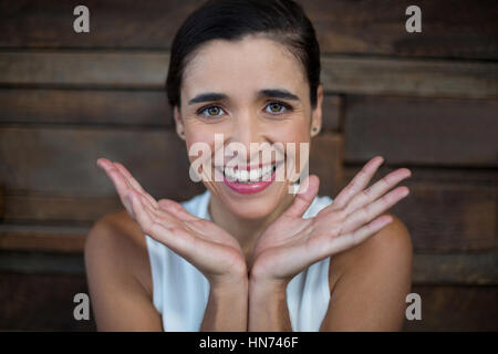 Portrait of smiling female business executive standing in office Banque D'Images