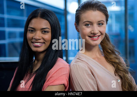 Portrait of a convaincu les dirigeants d'standing in office Banque D'Images