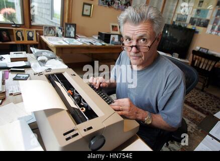 Auteur, John Irving, est vu derrière le vieux IBM Selectric qu'il utilise plutôt que d'un ordinateur, à son bureau, dans sa maison, à Manchester, Vermont), jeudi 23 juin, 2005. .RTSpencer MediaPunch / Banque D'Images