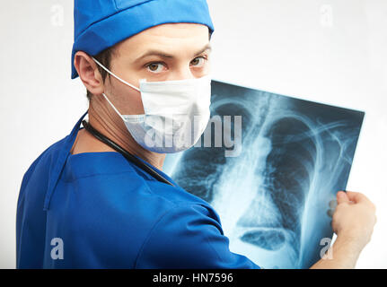 Homme infirmière avec x-ray image en mains isolated on white Banque D'Images