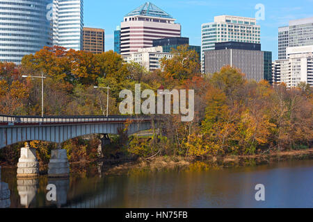 L'automne dans le développement urbain à proximité de la rivière, Washington DC, USA. Les arbres le long du bord de l'eau colorée nous banlieue capital. Banque D'Images