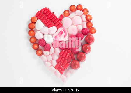 Chocolats Assortis placé en forme de coeur sur fond blanc Banque D'Images